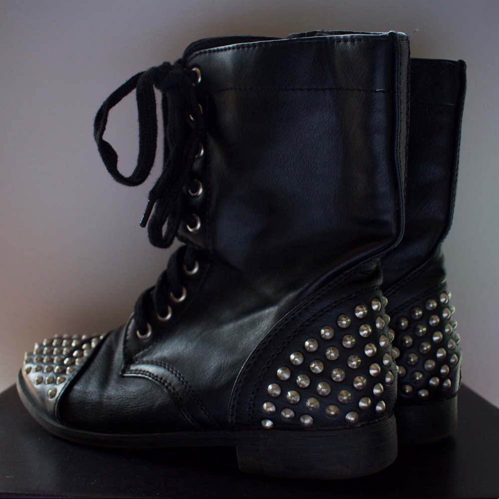 - black boots -